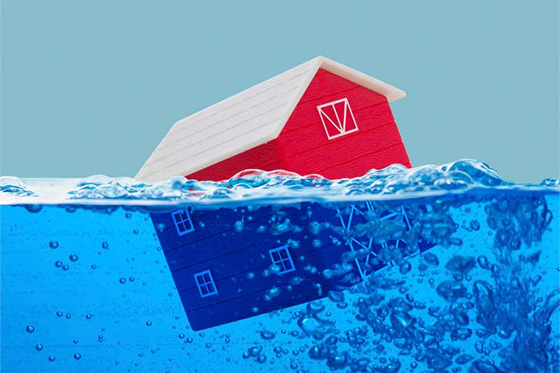 家が水に沈みゆく画像