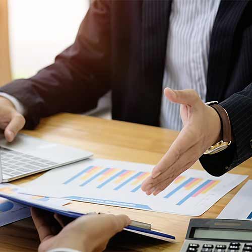グラフ資料を見ながら相談するファイナンシャルプランナーの手元