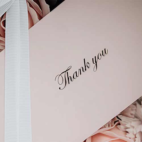 “Thank you”と書かれたカードを手に取る様子