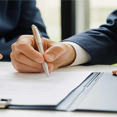 保険金請求書に記入している様子