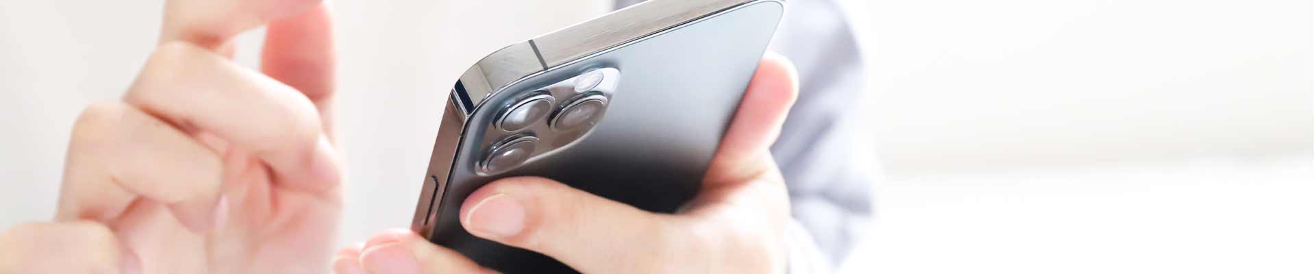 スマートフォンでアプリを操作している様子