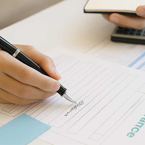 お客様が必要物の準備・提出を行っている様子