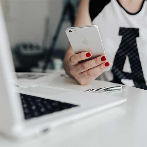 ビデオ通話に必要なアプリを準備している様子