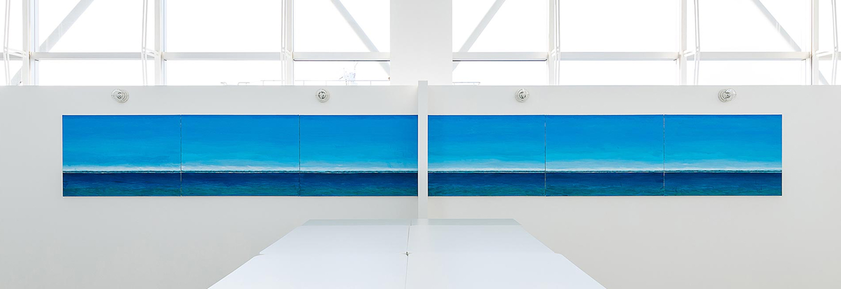 青い水平線を描いた海の絵画作品画像