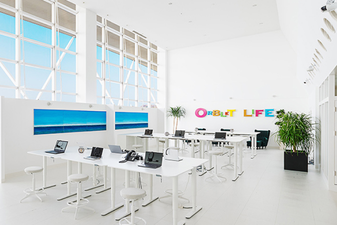 白を基調とした明るいオフィスの内観画像