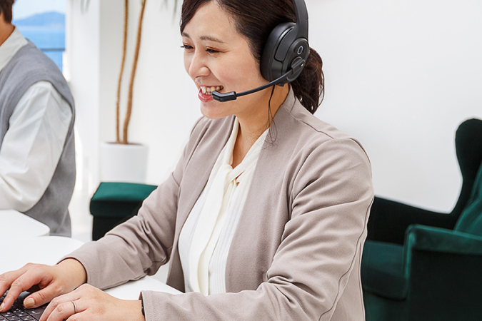 コールセンターで応対中の女性スタッフ