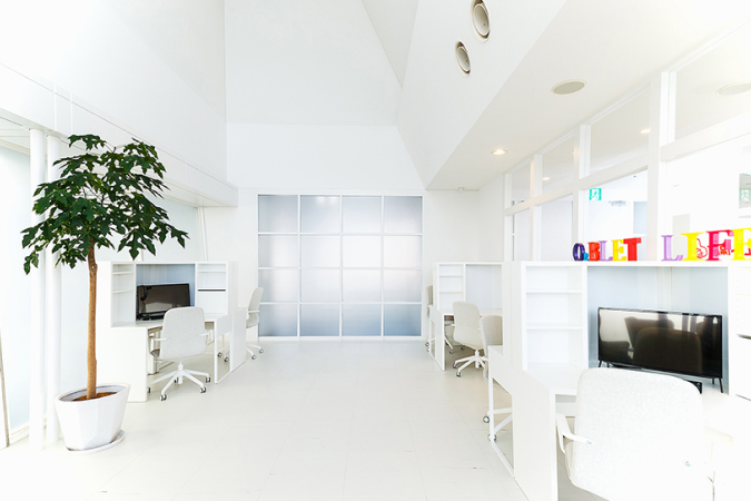白を基調とした明るいオフィスの内観画像