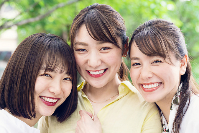 笑顔で並ぶ女性スタッフたち画像