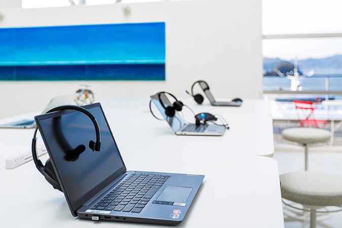 パソコンとヘッドセット画像