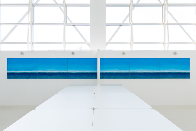 白を基調とした部屋と机画像