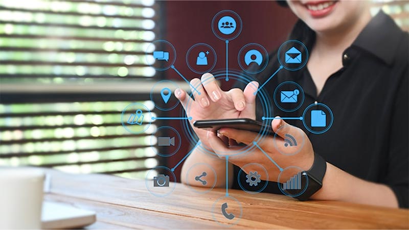 スマートフォンで各種サービスを操作するイメージ